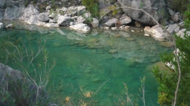 Türk Chimaera dağlarının ünlü bölgesinde turkuaz nehri
