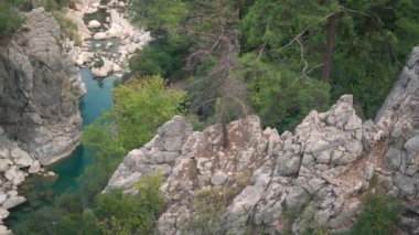 Chimaera dağının kayalık yamaçları arasında turkuaz bir nehir var.