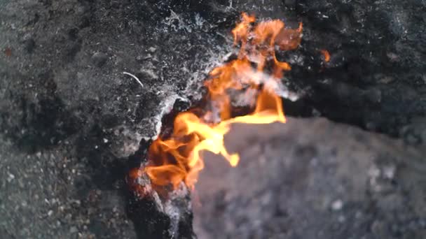 Унікальне природне явище яскраве полум "я на горі Янартас. — стокове відео
