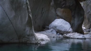 Gölün etrafını saran tuhaf şekilli büyük gri kayalık kayalıklar
