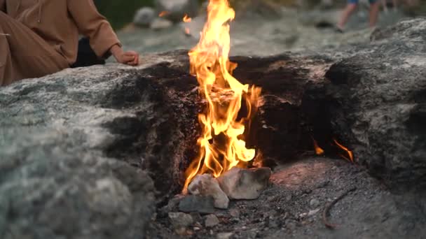 Methan mit Beimischung entzündet sich in der Luft am Yanartas-Berg — Stockvideo