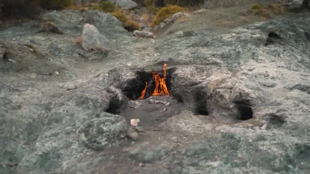 Lángoló tűz sziklás szürke kövek között a Chimaera hegyen — Stock videók