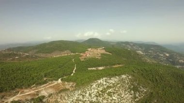 Turistlerin siluetleri turuncu renkli büyük paraşütle uçar.