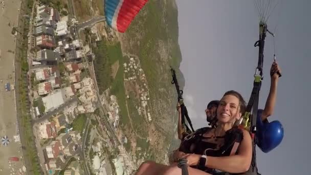 Eccitato signora con i capelli lunghi agitato dal vento vola su paracadute — Video Stock