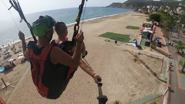 Profesionální parašutisté s padákem létat nad mořem — Stock video