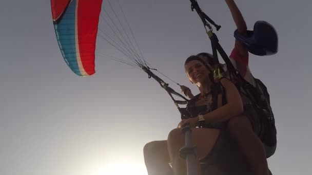 Paraquedistas encantados com capacetes e cordas de paraquedas voam — Vídeo de Stock