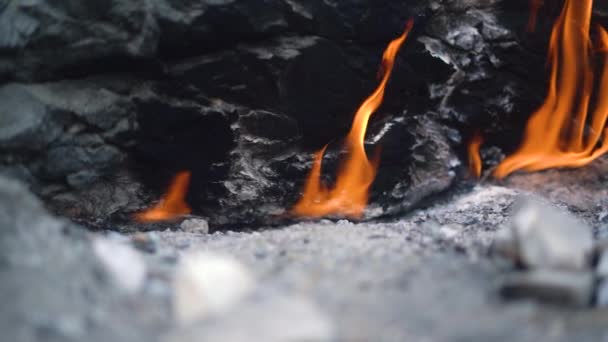 Helle Flamme brennt an weltberühmten türkischen Berghängen — Stockvideo