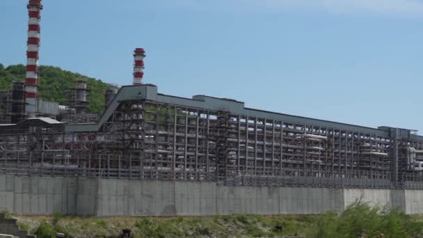 Verlassenes Wärmekraftwerk mit farbenfrohen Heizungsstapeln — Stockvideo