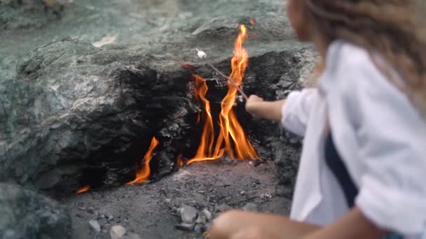 Vékony nő pillecukrot süt a Chimaera hegyi tűz felett. — Stock videók