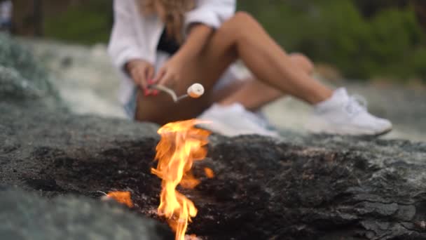 화려 한 여자가 독특 한 산불 위에서 마시멜로를 굽고 있다 — 비디오