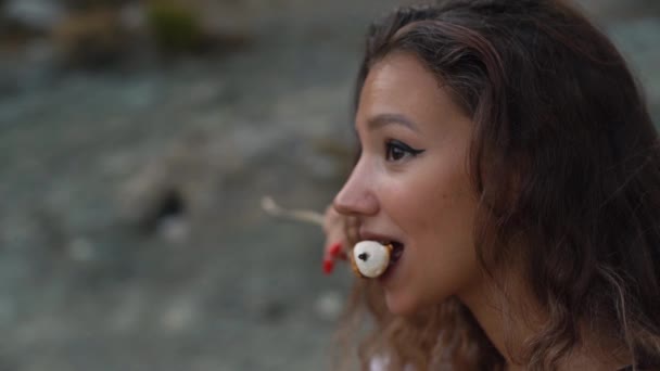 Mladá žena má horké a strunné pražené marshmallow — Stock video