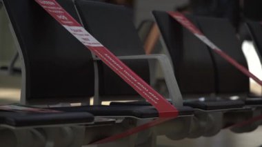 Uyarı kasetleriyle birlikte yerel havaalanı terminali sandalyeleri