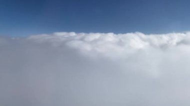 İnanılmaz beyaz, kalın bulutlar arasından yolcu gemisi uçuşu.