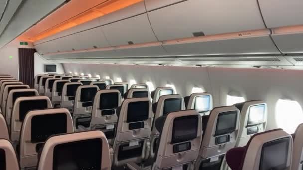 Modern comfortable airliner cabin with long rows of seats — ストック動画