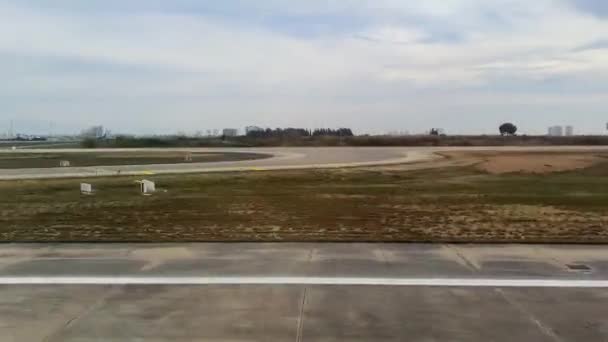 Pistte çalışan ve havalanan uçak kabininden görüntü — Stok video