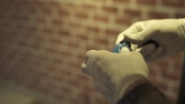 Dövme sanatçısı siyah fitili plastik elementlerle kaplıyor