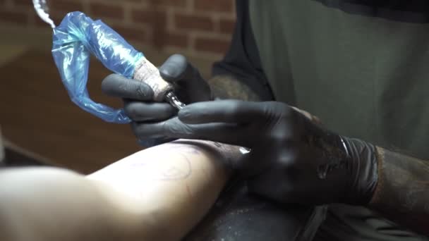 Profesionální salon umělec vytváří černé tetování rukáv — Stock video