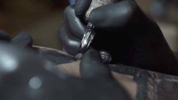 Colores tatuadores experimentados persona mano en primer plano negro — Vídeo de stock