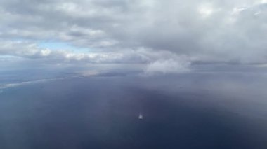 Kalın gri bulutlar, gemiyle yavaş yavaş donanma okyanusunun üzerinde yüzerler.