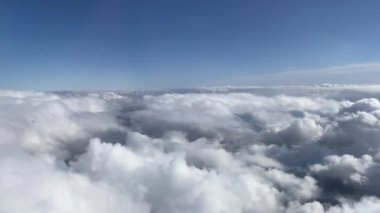 Güzel, beyaz, kalın bulutların nefes kesici bulutları.