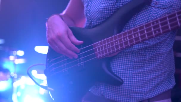 Музикант в без рукавів футболку з гітарою на сцені в клубі — стокове відео