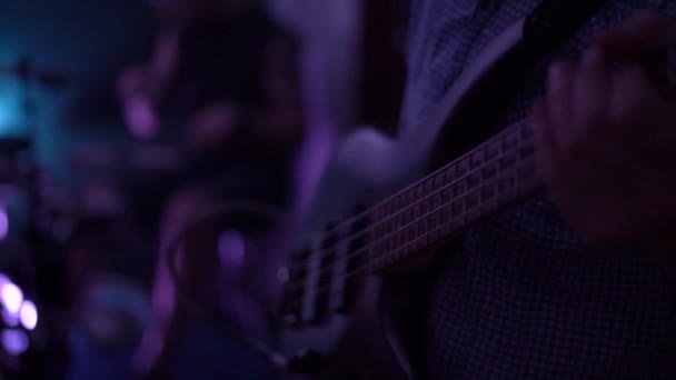 Gitarzysta w koszulce bez rękawów z perkusistą na scenie — Wideo stockowe