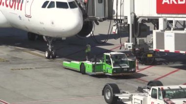 Modern havaalanı personeli büyük uçakları besliyor ve yakıt ikmali yapıyor.