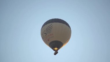 Güçlü bir yakıcı tarafından sıcak havayla ısıtılan balon zarfı.