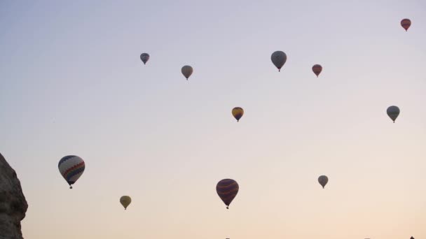 Siluet dari balon udara panas kelompok mengambang di langit biru — Stok Video