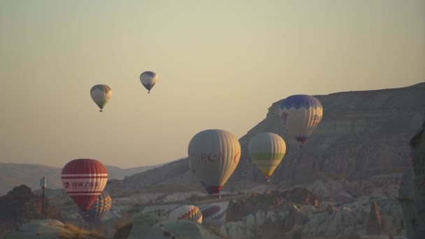 Häpnadsväckande parad av fantastiska varmluftsballonger över kullar — Stockvideo