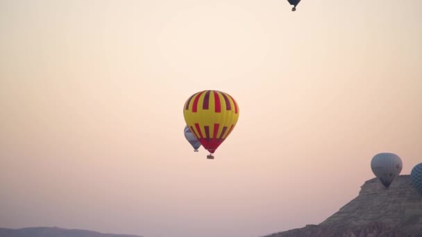 Schöner gelb-rot gestreifter Heißluftballon mit Korb — Stockvideo