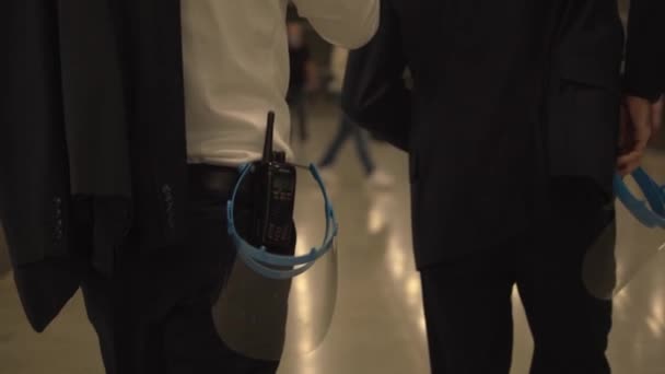 Guardia di sicurezza con stazione radio portatile, scudo su cintura — Video Stock