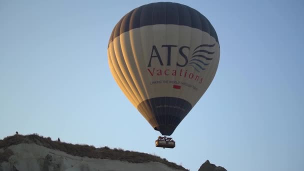 Vuur van brander verwarmt lucht in ballon glijden boven heuvel — Stockvideo