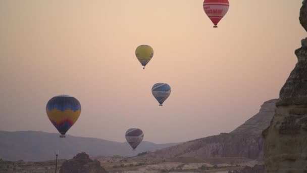 Enorme hete lucht ballonnen versierd met heldere patronen in de lucht — Stockvideo