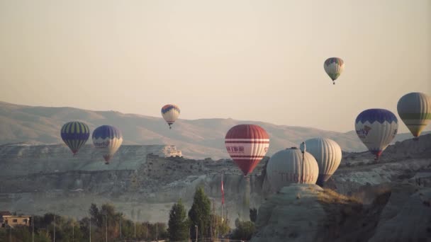 Globos de aire caliente desfilan por encima del hermoso valle montañoso — Vídeo de stock