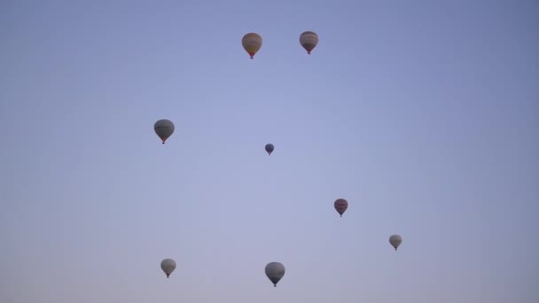 Indah warna-warni balon udara panas meluncur tinggi di langit biru — Stok Video