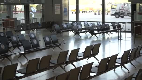 Empty chairs in spacious light hall of contemporary airport — Stock Video