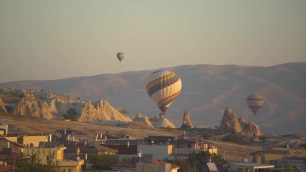 Balon udara panas yang luar biasa dihiasi dengan pelangi di atas kota — Stok Video