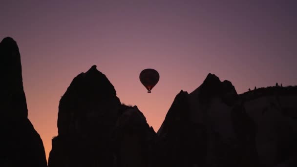 Siluet balon udara dengan api terbakar di atas pegunungan — Stok Video