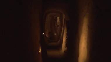 Dar, el yapımı, lambalı, el yapımı bir mağara tüneli boyunca hareket