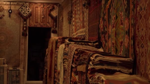 Stos tradycyjnych tureckich ręcznie robionych dywanów w pustym sklepie — Wideo stockowe