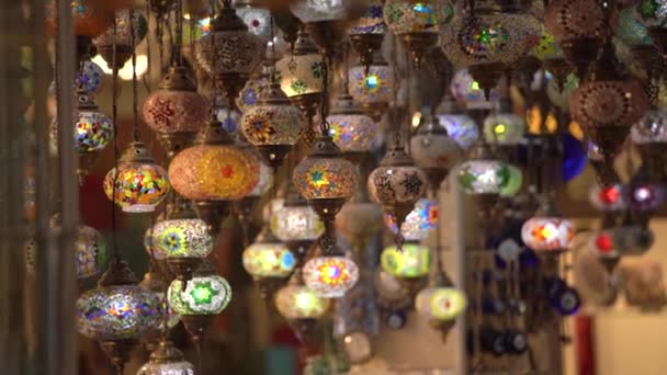 Stylowe tradycyjne lampiony tureckie wiszą w sklepie z pamiątkami — Wideo stockowe