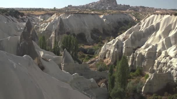 Cidade antiga fantástica com casas de caverna em encostas de calcário — Vídeo de Stock