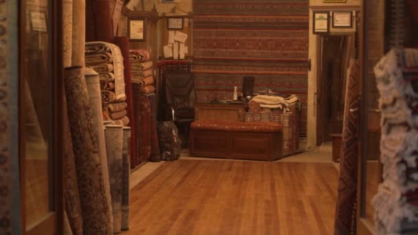 Kolekcja tradycyjnych tureckich ręcznie robionych dywanów w sklepie — Wideo stockowe