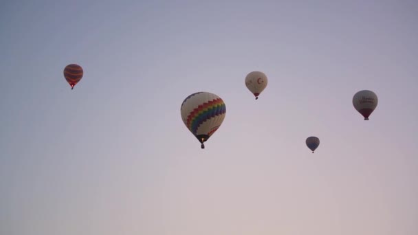 Gruppo di palloni aerostatici scivola in cielo azzurro chiaro al mattino — Video Stock