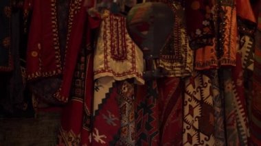 Etnik Türk kıyafetleri ve aksesuarları uçuş pazarında asılı