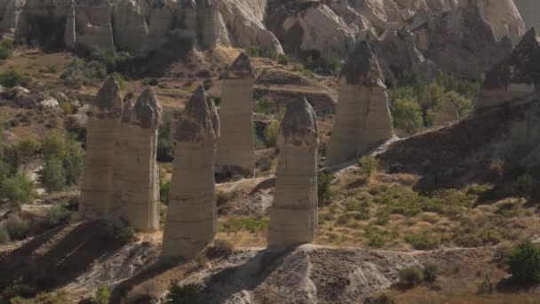 Pilares de pedra calcária com bonés de cone no vale da Capadócia — Vídeo de Stock