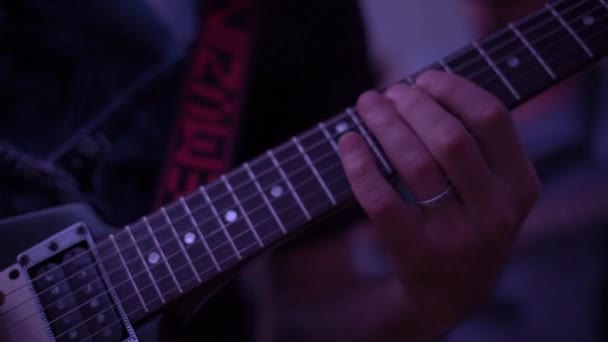 Talentierter Mann spielt E-Gitarre auf der Bühne — Stockvideo