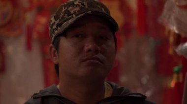 Ceketli adam süslemelere bakıyor.