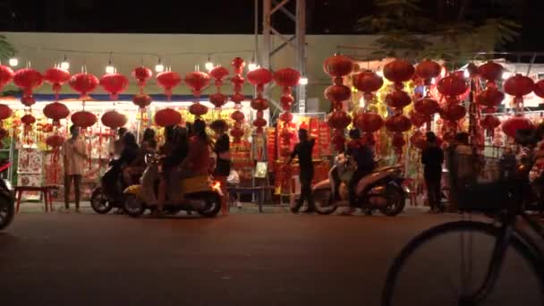 Orang naik sepeda motor sepanjang jalan aspal melewati toko-toko — Stok Video